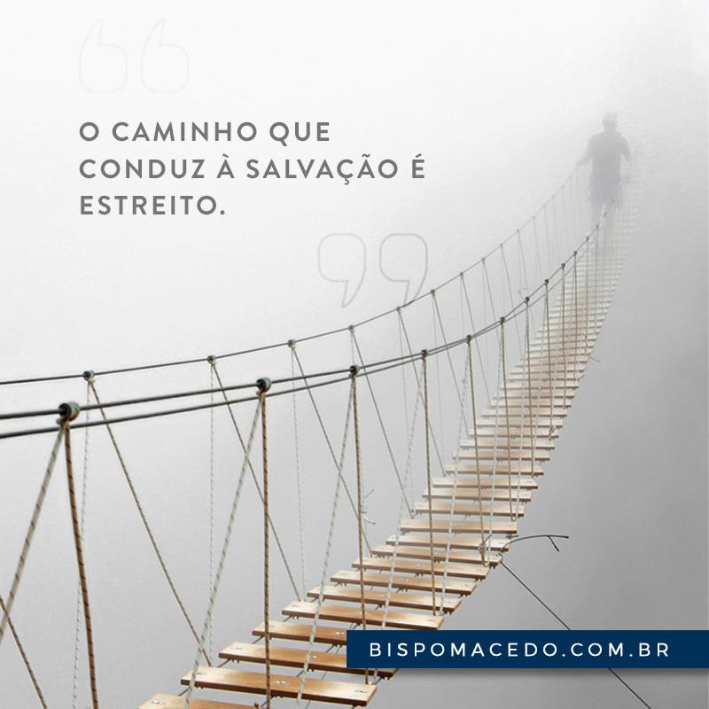 Pessoa andando em uma ponte perigosa de madeira com neblina e entre as montanhas