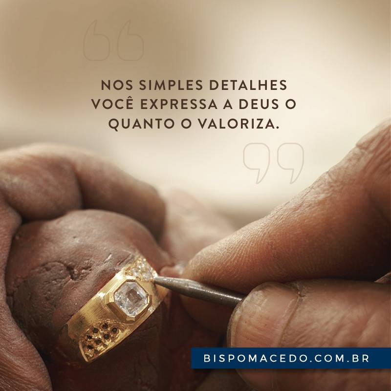 Pessoa lapidando um anel dourado