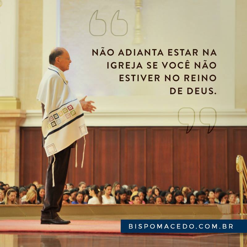 Bispo Edir Macedo orando na Altar do Templo de Salomão