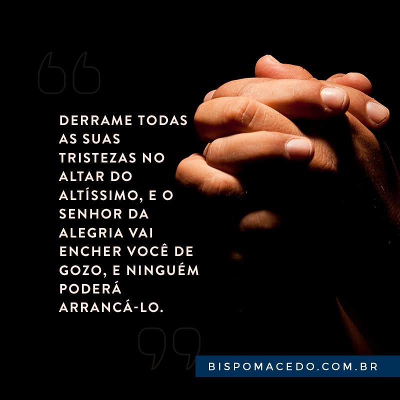 Mãos entrelaçadas para oração