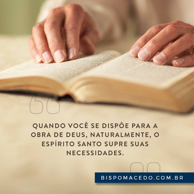Pessoa meditando na Bíblia Sagrada