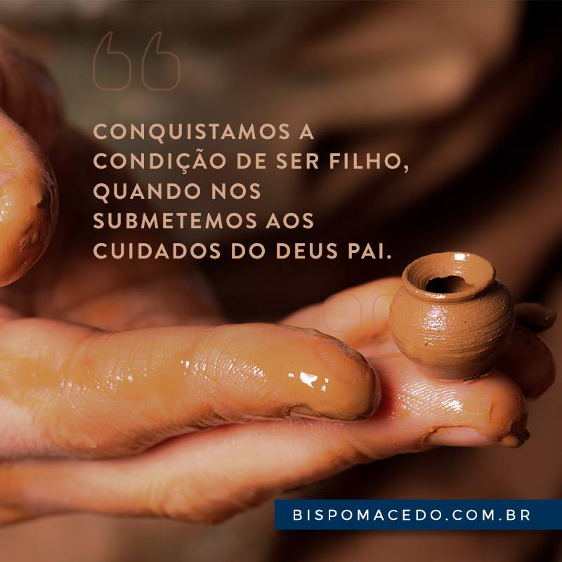 Oleiro com um pequeno vaso de barro em suas mãos