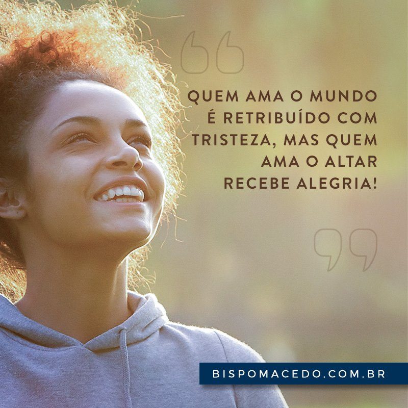 Mulher sorrindo e olhando para o céu