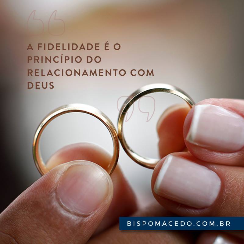 Um casal segurando em suas mãos uma aliança dourada de casamento
