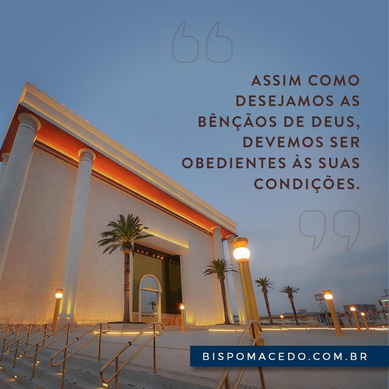 Frente do Templo de Salomão iluminada com as suas luzes