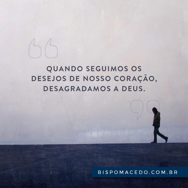 Homem andando de cabeça abaixada