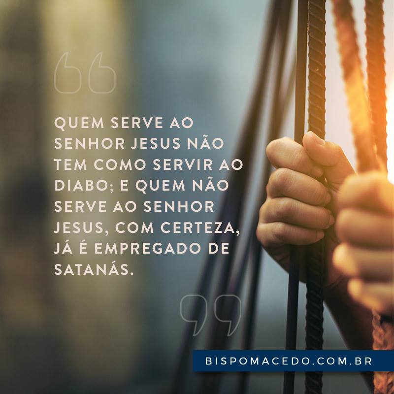 Mãos segurando grades de ferro