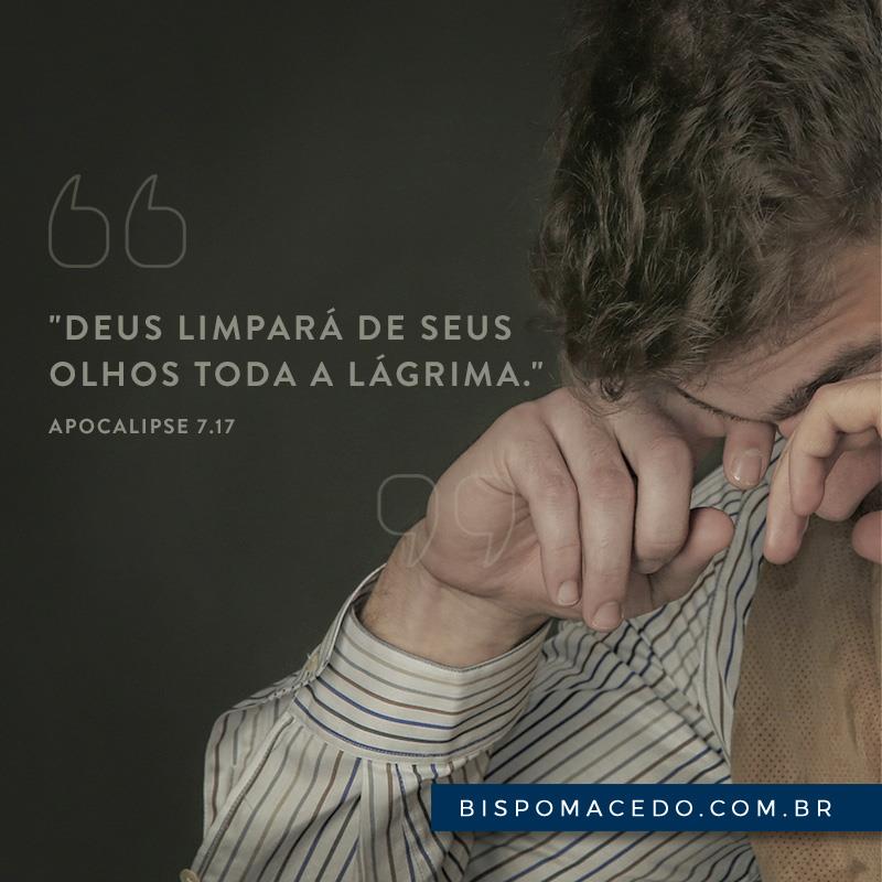 Homem com mãos nos olhos