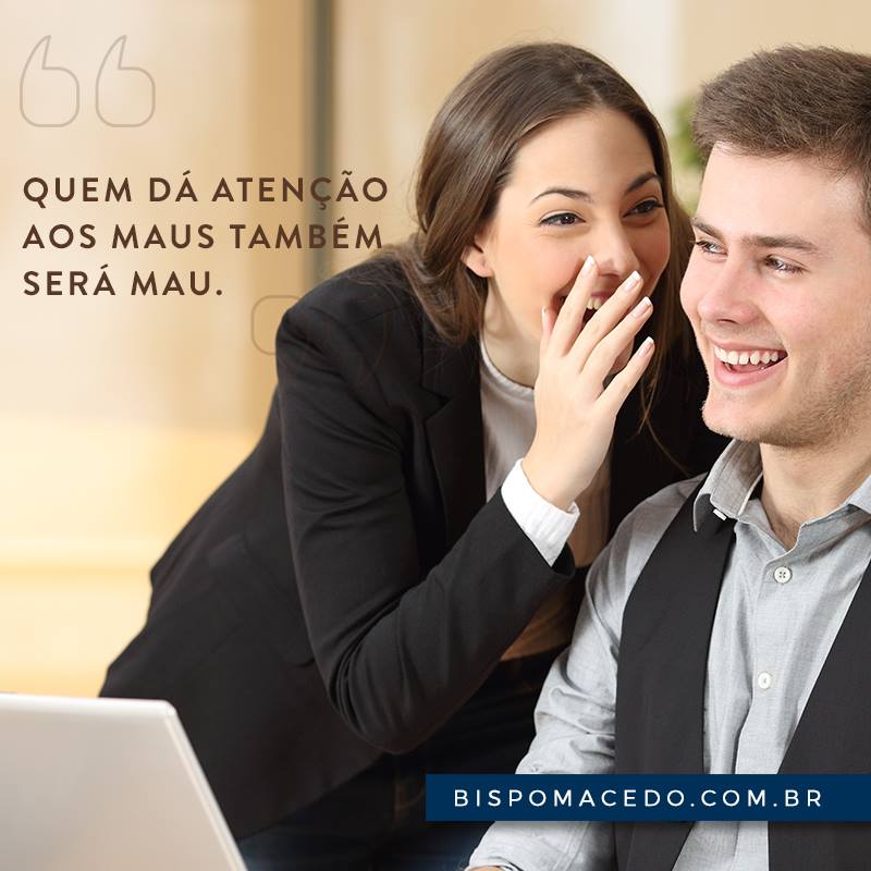 Mulher cochichando no ouvido do homem no trabalho