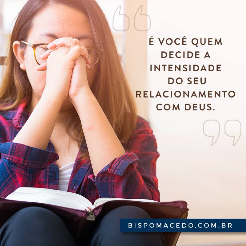 Mulher orando com a Bíblia no colo e as mãos juntas próximas ao seu rosto