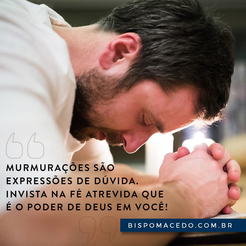 Homem orando com as mãos juntas próximas ao seu rosto e com a cabeça abaixada