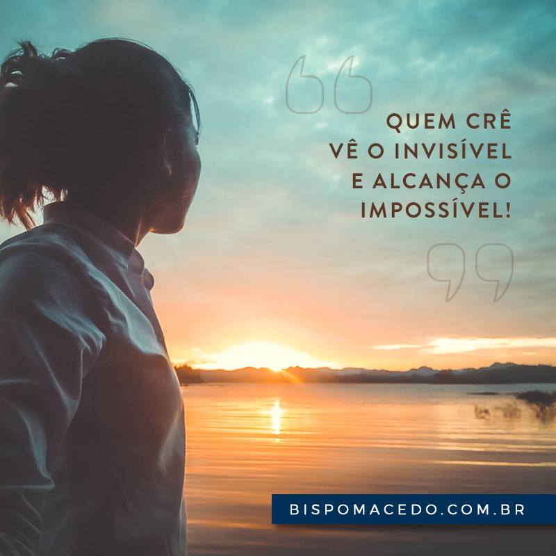 Mulher olhando para o horizonte com sol, lago, árvores e céu ensolarado