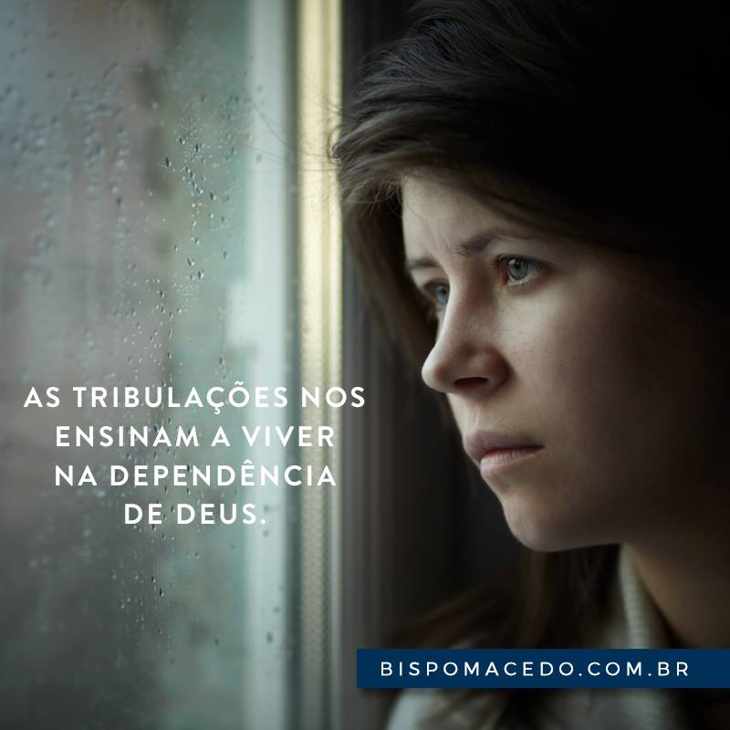 Mulher olhando para a janela com o semblante do rosto triste