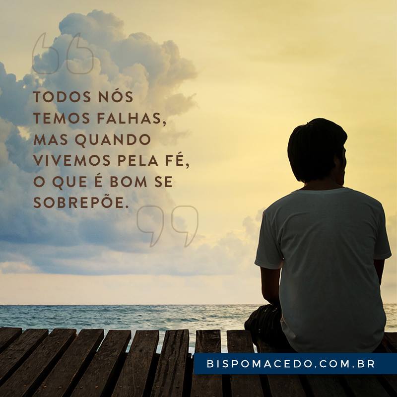 Homem sentado no píer olhando para o horizonte