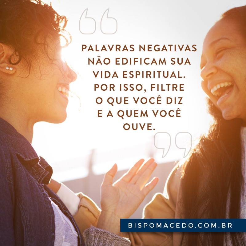 Duas mulheres sorridentes conversando