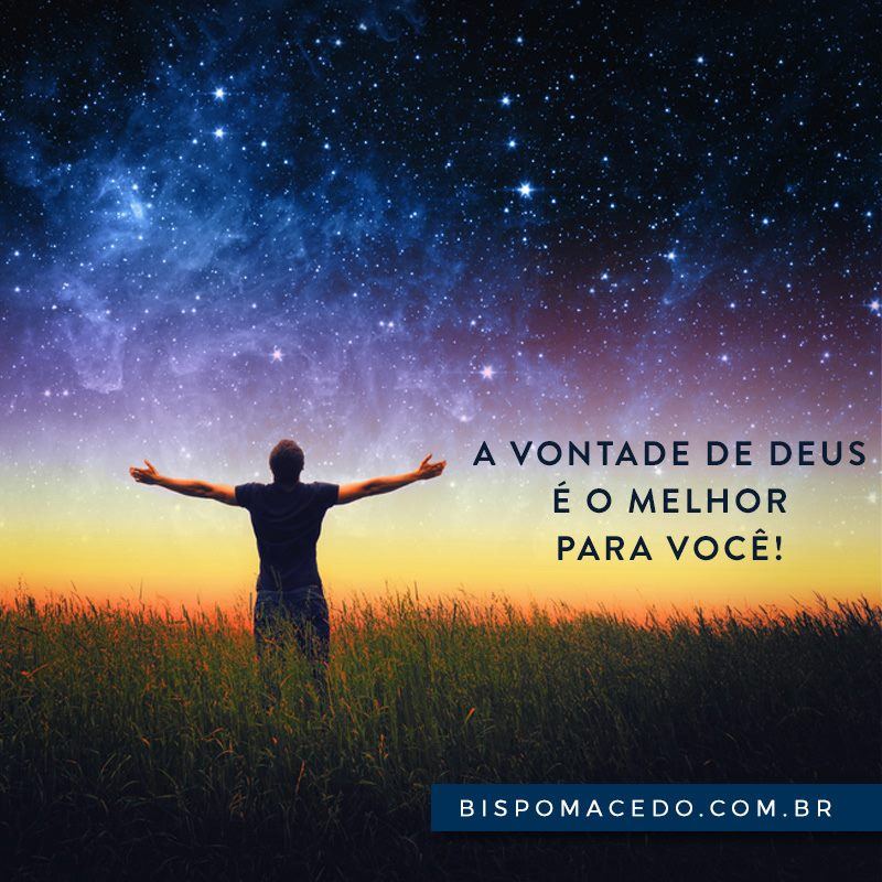 Homem de braços erguidos para o céu estrelado