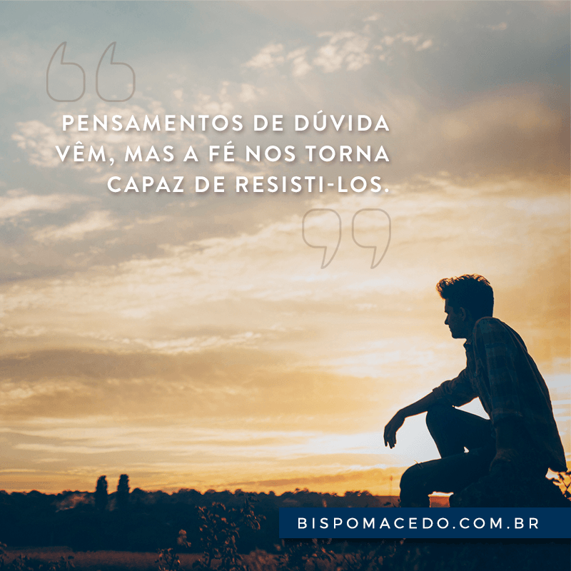 Homem sentado em uma pedra olhando para uma paisagem de árvores