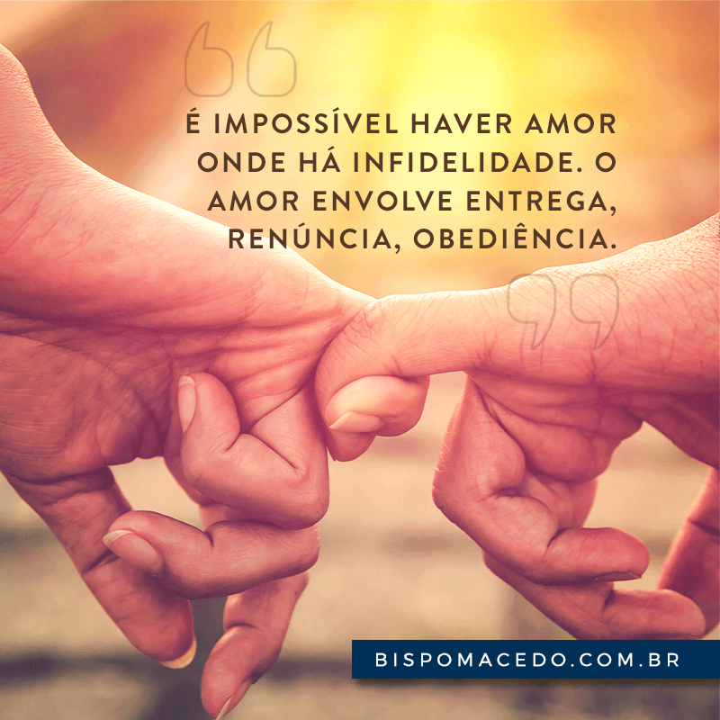 Duas mãos com os dedos entrelaçados