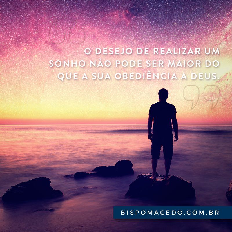 Homem na praia olhando para o horizonte