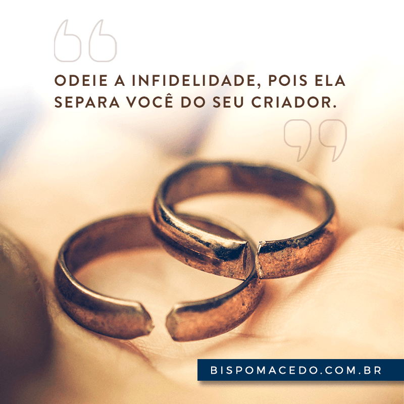 Duas alianças de casamento envelhecidas