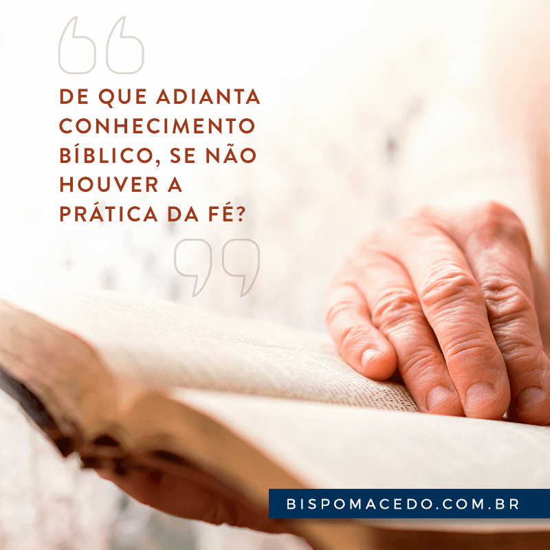 Pessoa meditando na Bíblia Sagrada