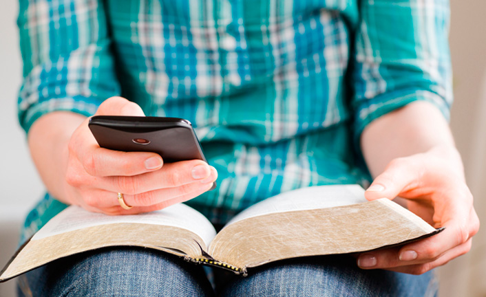 Bíblia Sagrada No Celular. Inclusão digital na igreja pelo