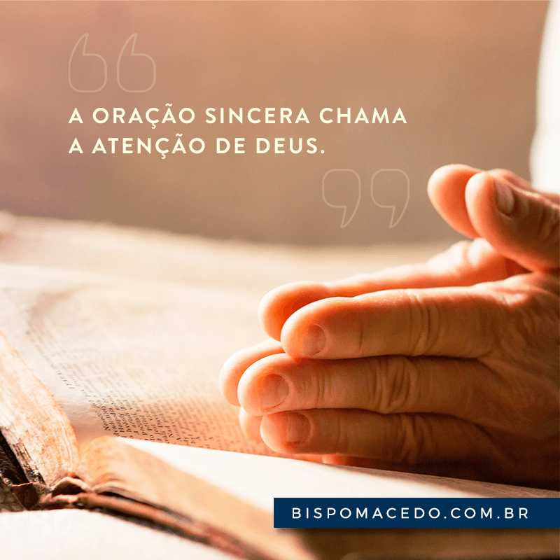 Mãos juntas para oração em cima da Bíblia Sagrada aberta