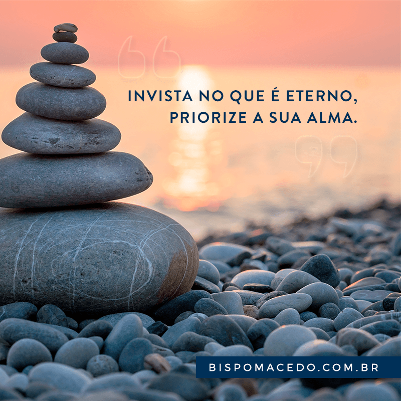 Pilha de pedras redondas e pequenas com o mar e pôr-do-dol ao fundo