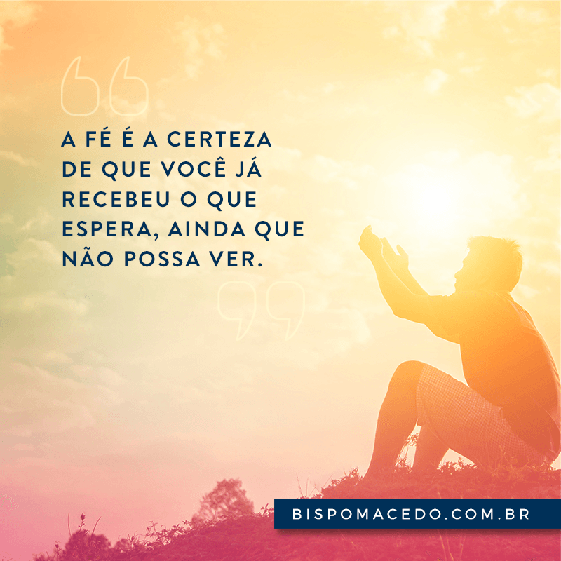 Homem sentado com os braços erguidos ao céu, com o sol ao fundo