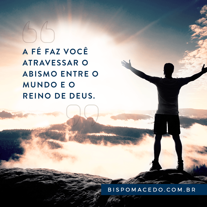 Homem em cima das montanhas em pé e com os braços erguidos