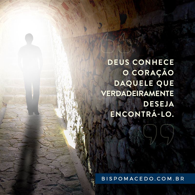 Homem andando para o final de um túnel iluminado e com escadas