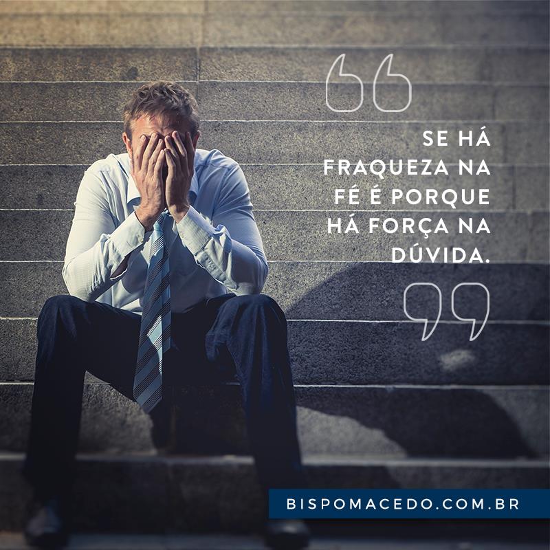 Homem de roupa social sentado na escada com a mão no rosto