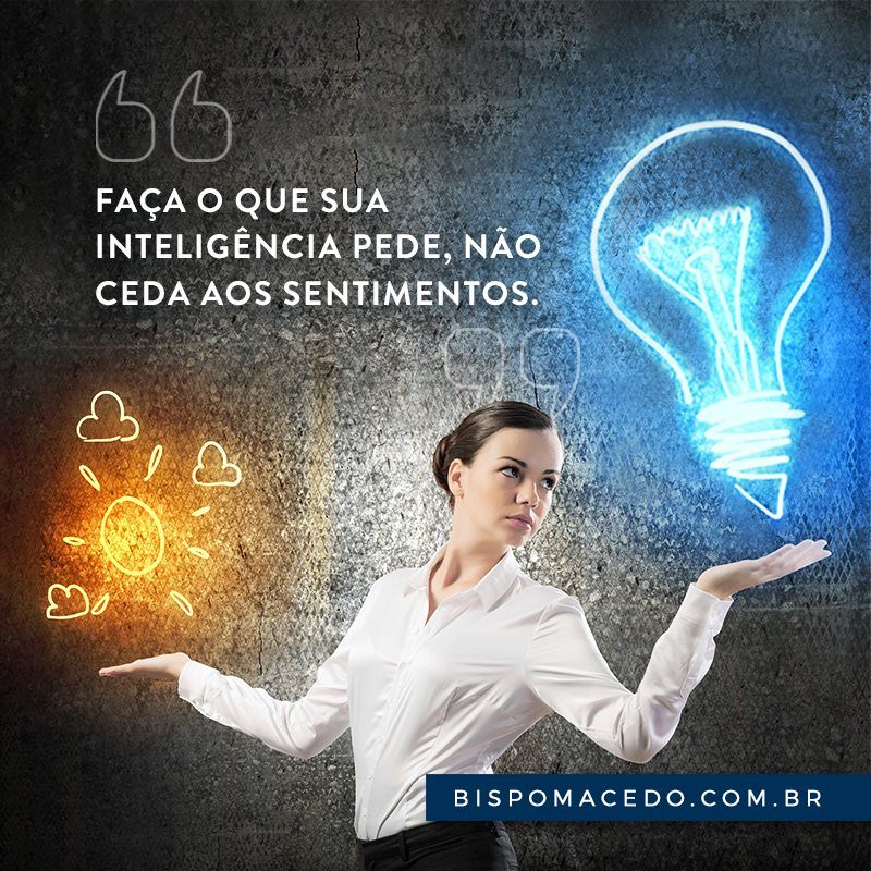 Mulher em dúvida, de um lado um sol e do outro uma lâmpada azul