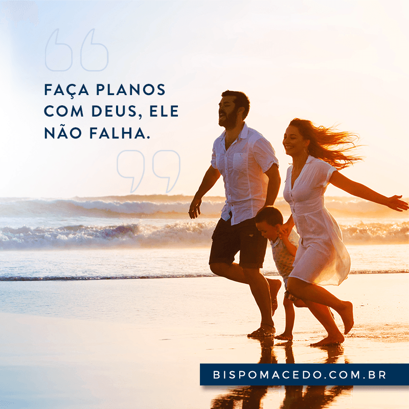 Casal correndo na praia com o filho pequeno