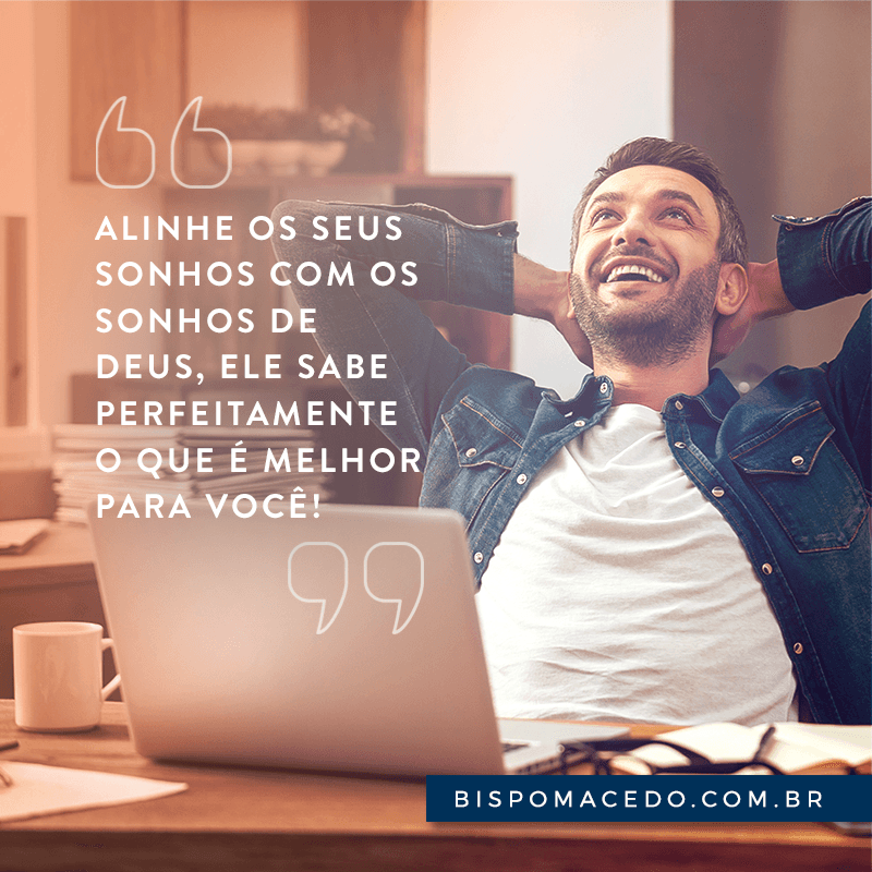 Homem no escritório olhando para o céu e sorrindo