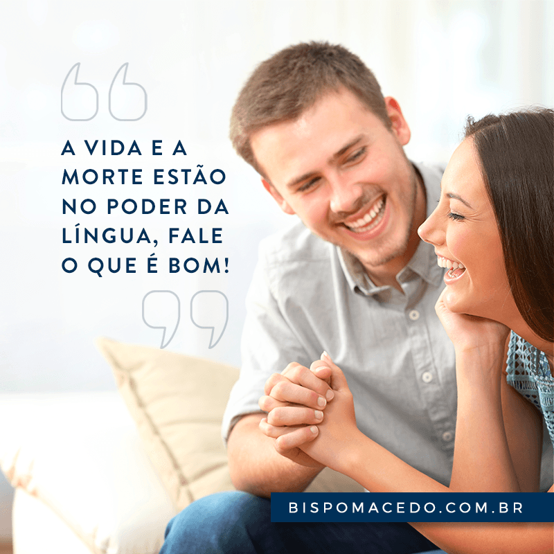 Um casal sorrindo um para o outro