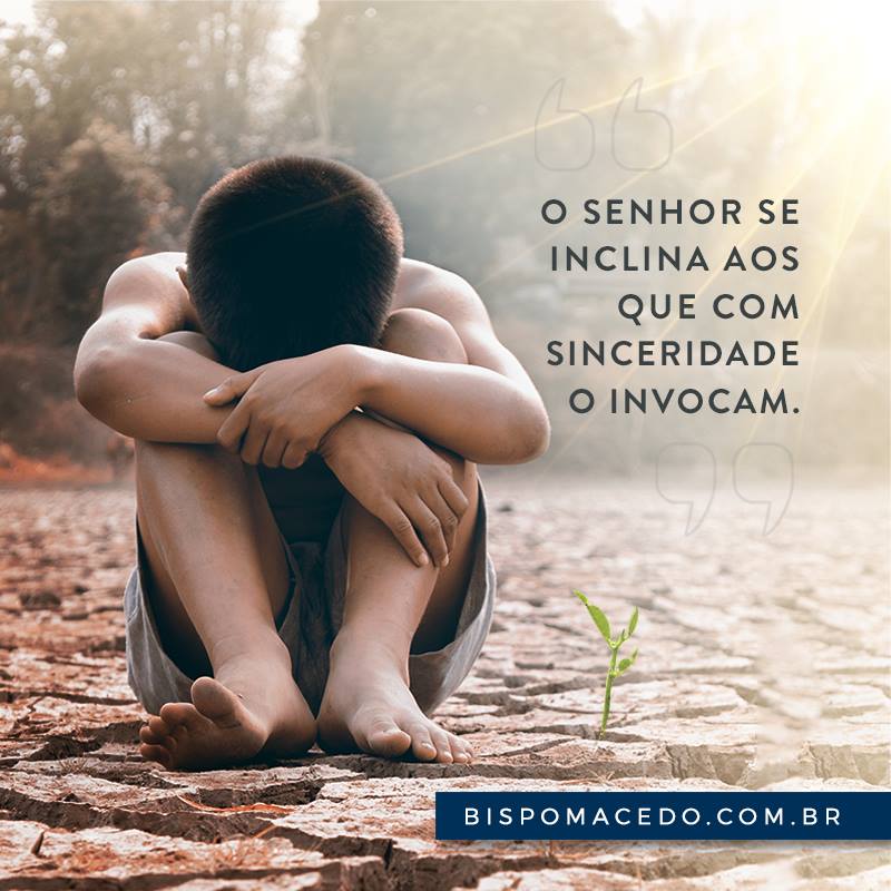 Menino de joelho e triste no solo seco