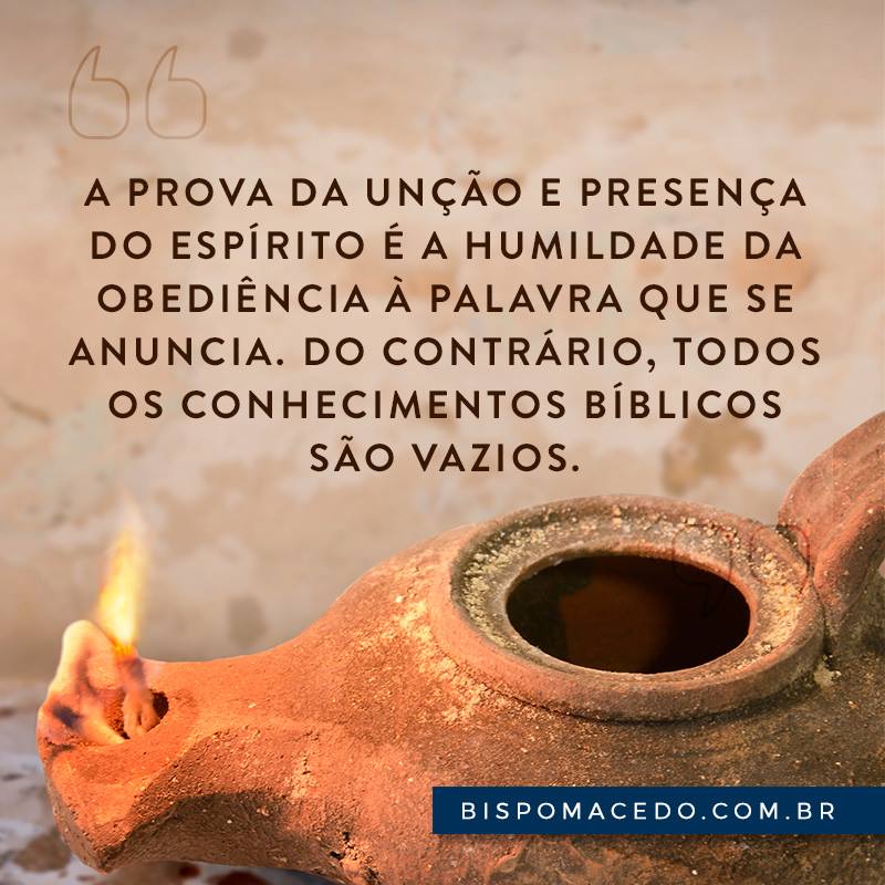 Lamparina de barro com a chama acesa