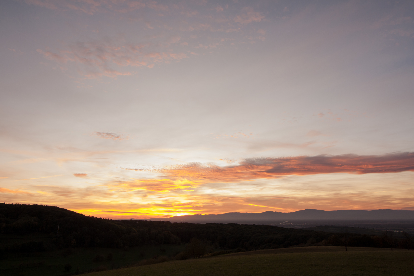 Malerischer Sonnenuntergang am Abend hinter den Bergen im Schwarzwald