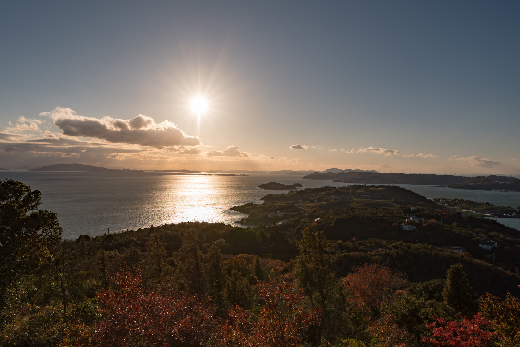 岡山県瀬戸内市牛窓町前島からの夕日の風景