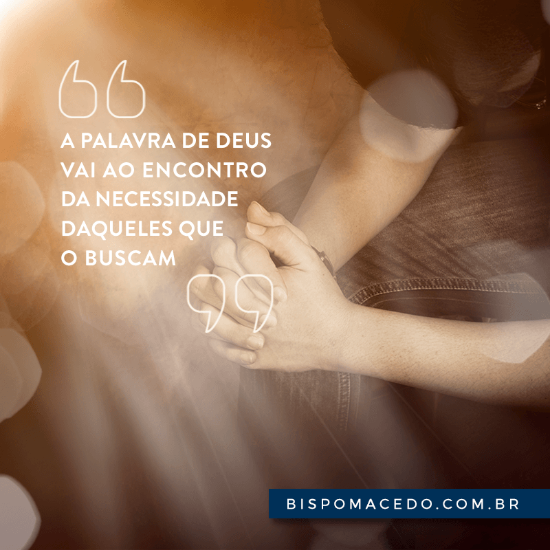 Pessoa orando com as mãos juntas e a cabeça abaixada