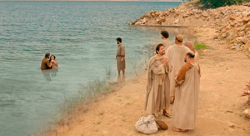 Imagem de capa - André e João batizam pessoas no rio Jordão