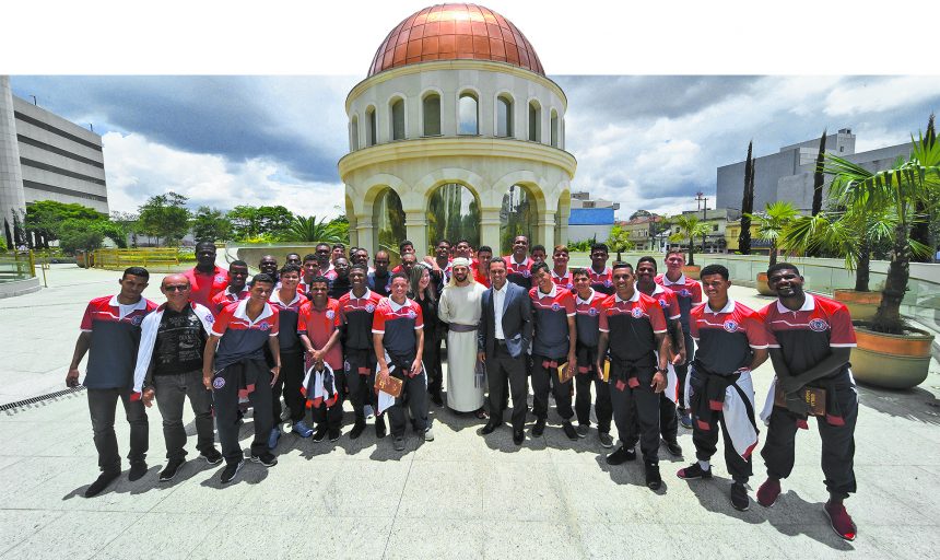 Imagem de capa - Integrantes do  Canaã Esporte Clube  no Templo de Salomão