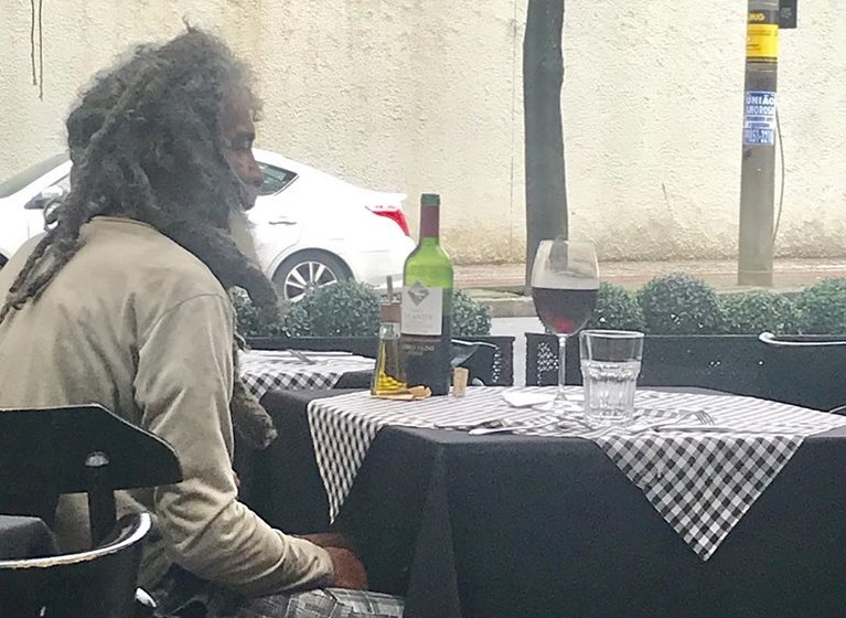 Imagem de capa - Homem em situação de rua almoça em restaurante fino