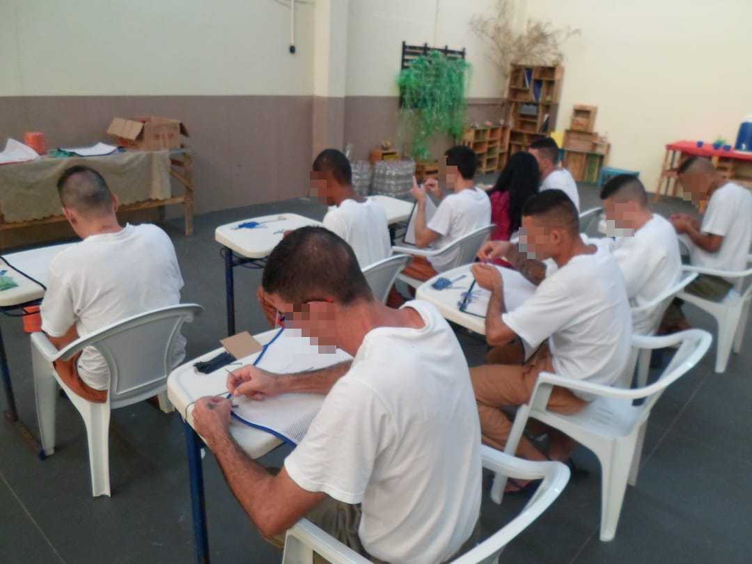 Imagem de capa - Detentos do CDP de Caraguatatuba aprendem a fazer tapetes