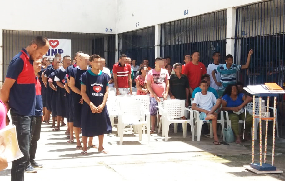 Imagem de capa - Familiares acompanham o batismo nas águas de presos no Piauí