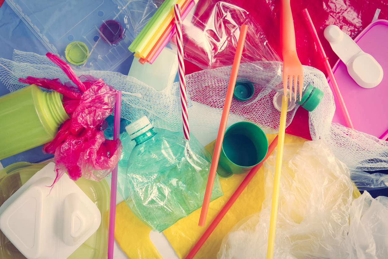 Imagem de capa - Por que descartar corretamente os resíduos plásticos?