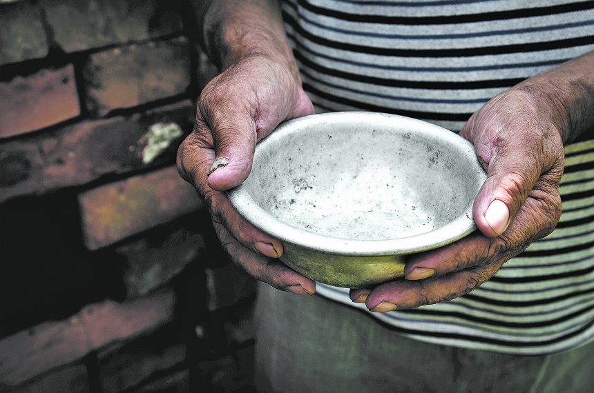 The poor old man&#039;s hands hold an empty bowl. The concept of hung
