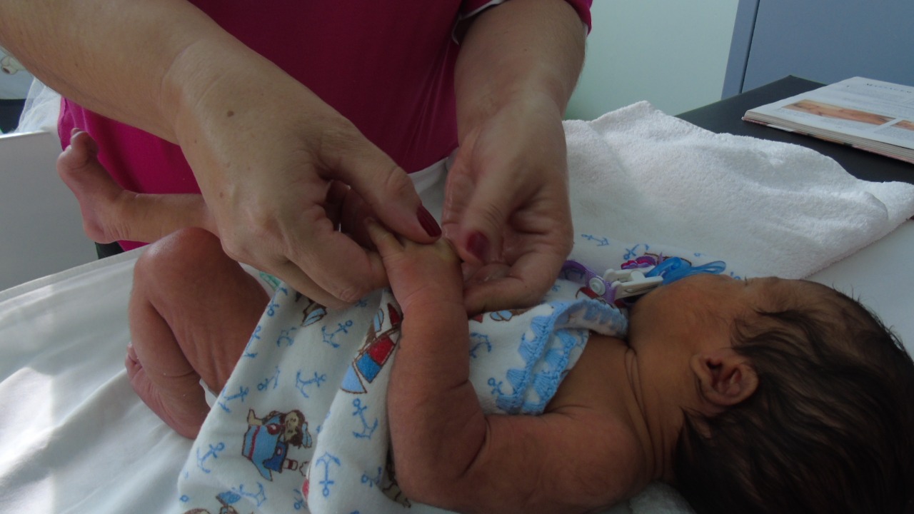 Imagem de capa - Bebês de encarceradas recebem massagem de massoterapeutas para aliviar dores