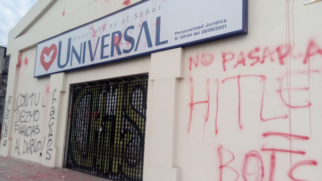 Imagem de capa - Universal do Chile é pichada por militantes de esquerda contra Bolsonaro